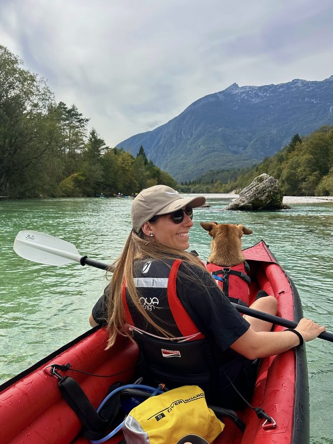 Laure und Lina im Kajak auf einem schwedischen See