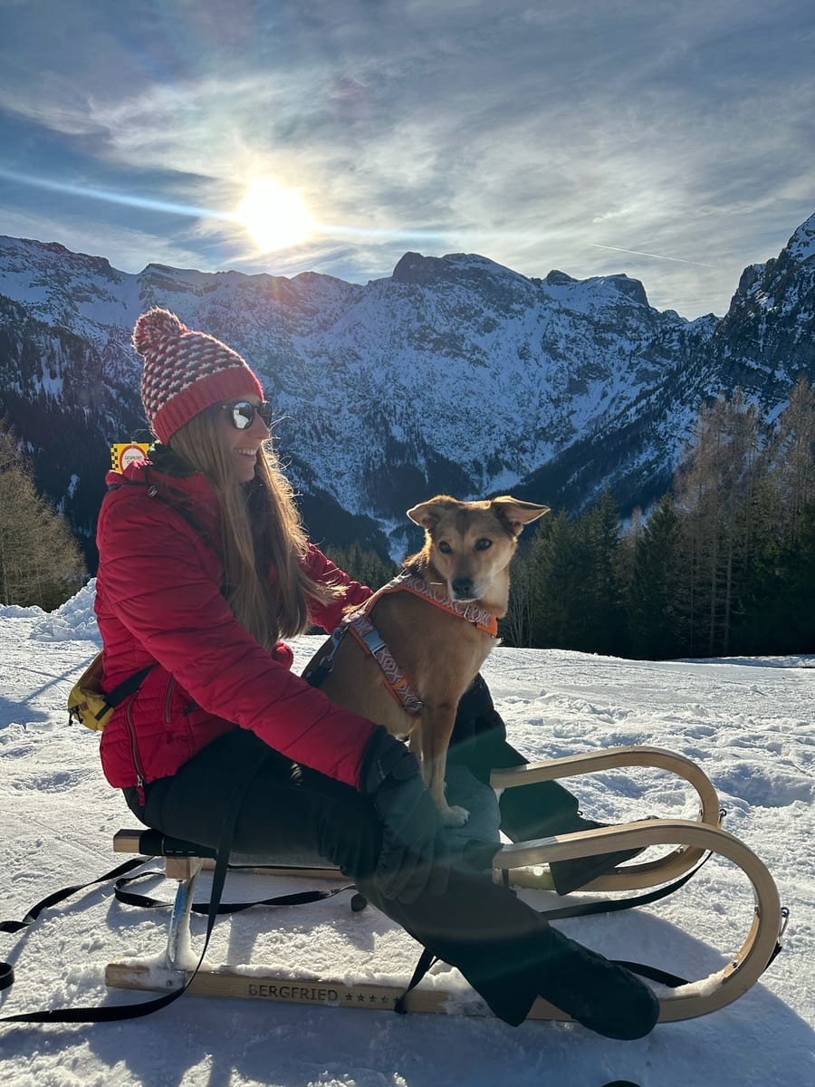 Laure und Lina beim Rodeln in Österreich