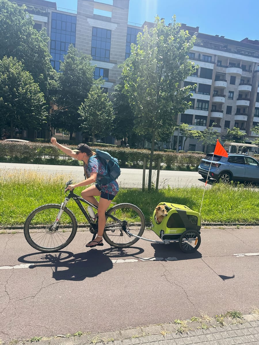 Laure und Lina auf dem Fahrrad