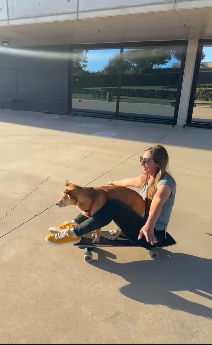Lina und Laure auf einem Skateboard